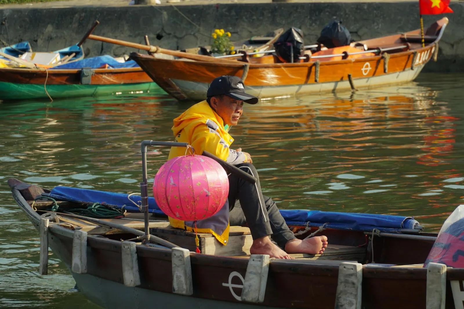 Bạn đồng hành dừng chân bên bờ sông đón ánh sáng ban mai