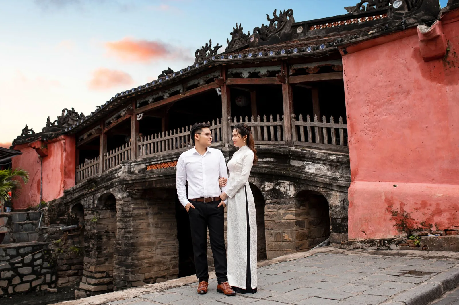 Người cao tuổi châu Á chậm rãi đi bộ trên phố cổ Hội An