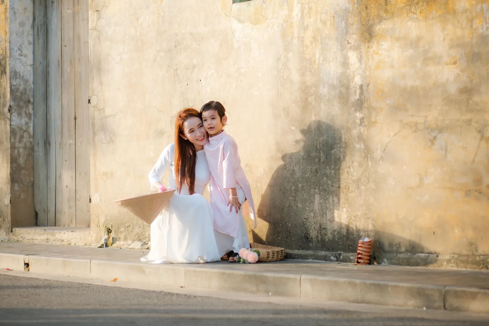 Du khách châu Á cùng hành lý trên phố Hội An buổi sáng