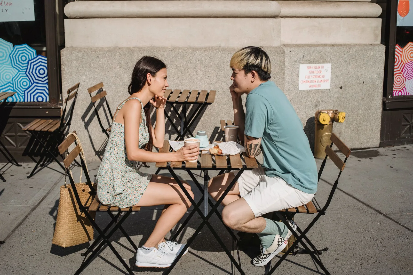 Cặp đôi trò chuyện cùng nhau nhưng ánh mắt lảng tránh, khoảng cách trong lời nói