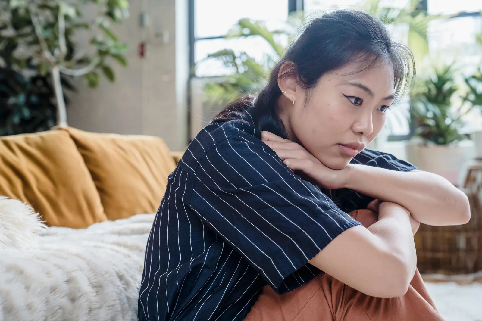 Người phụ nữ châu Á suy ngẫm về tổn thương tình cảm