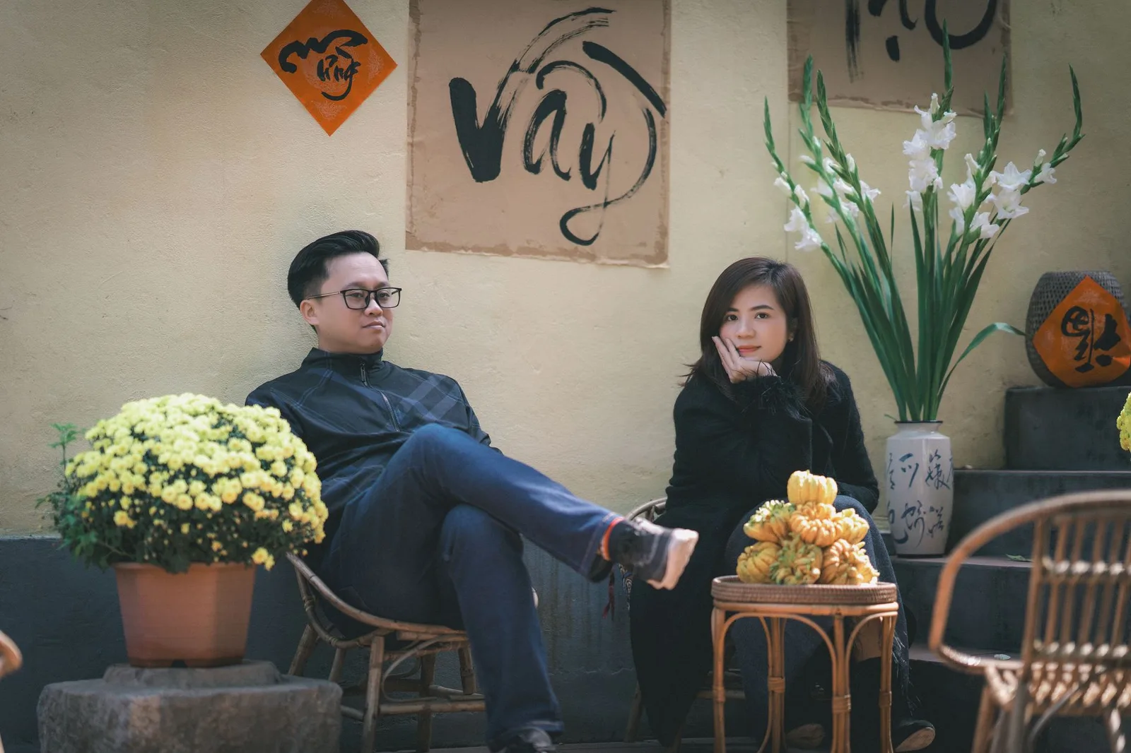 Cặp đôi châu Á trò chuyện chân thành và bình tĩnh