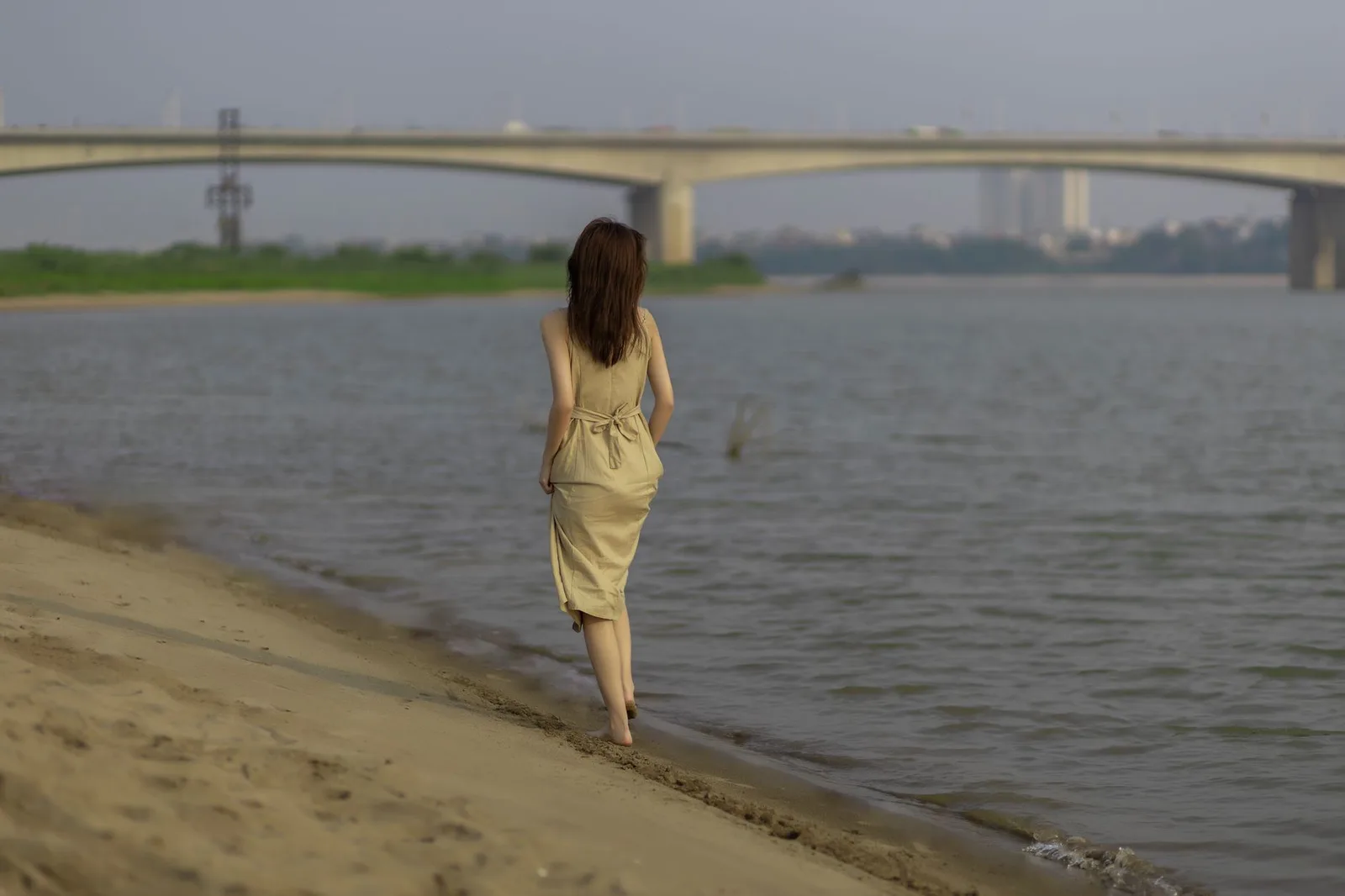 Người phụ nữ châu Á bình tâm suy nghĩ về lựa chọn tương lai