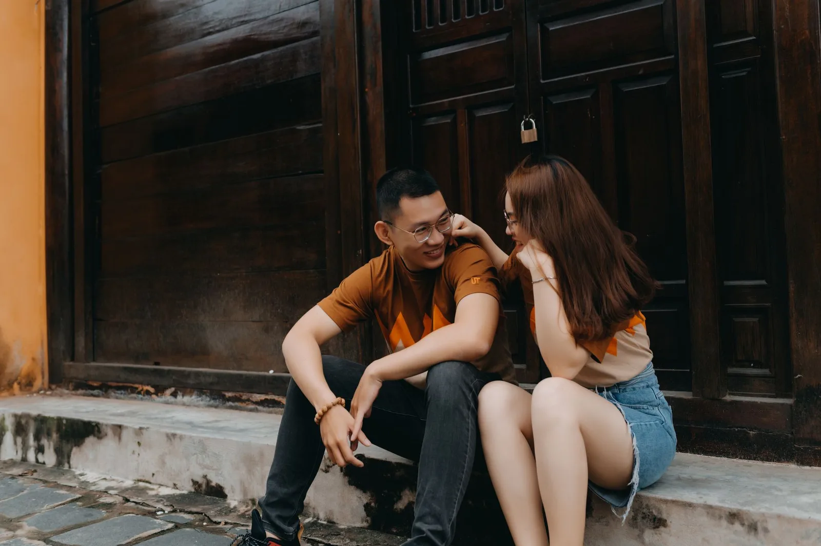 Cặp đôi châu Á bình tĩnh trao đổi về những tình huống trong tình yêu