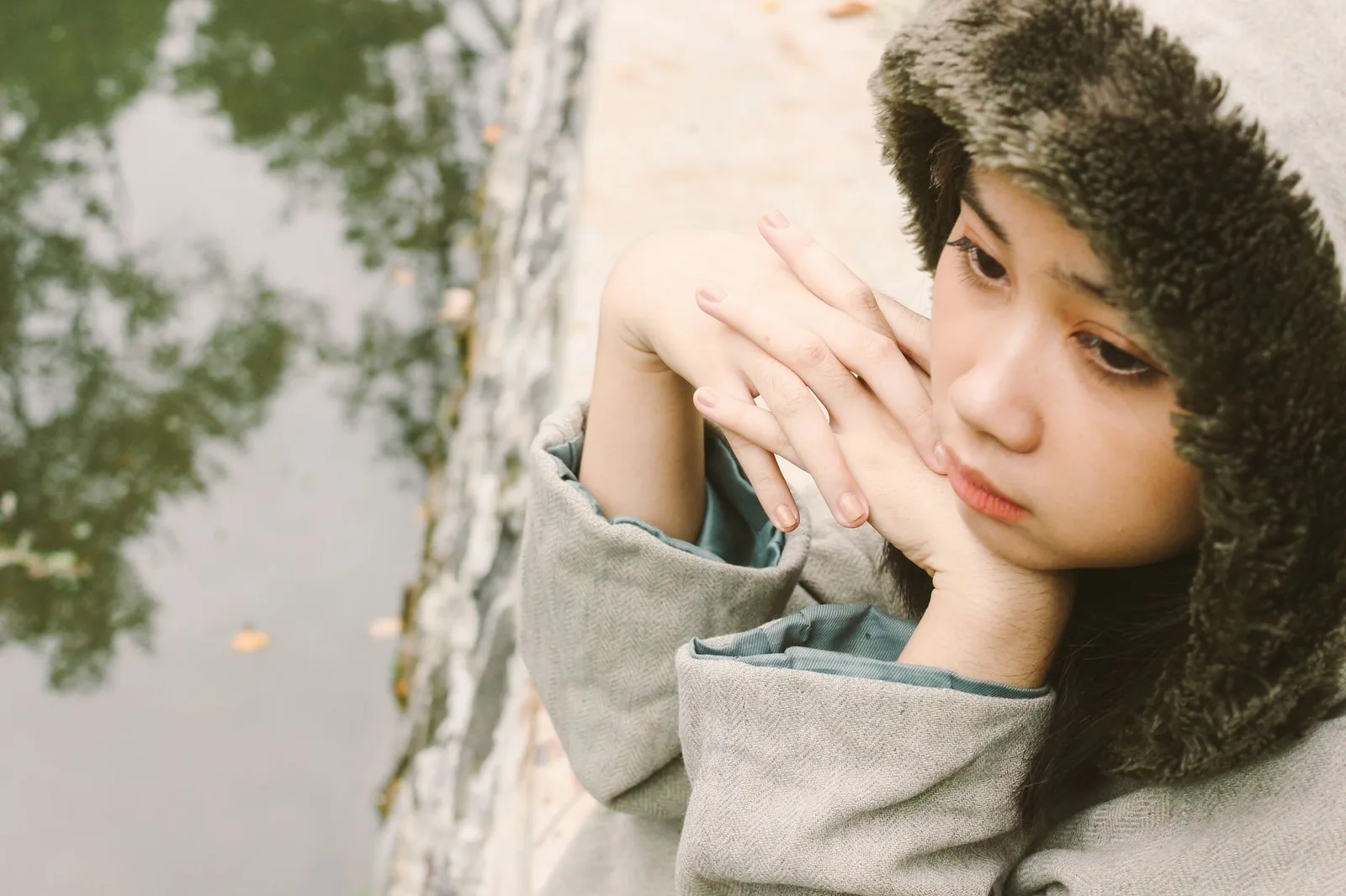 Người phụ nữ châu Á suy ngẫm về ranh giới trong tình cảm