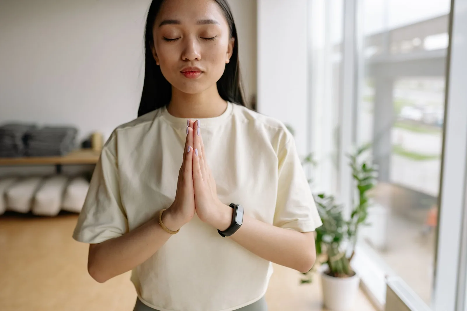 Người phụ nữ châu Á tập hít thở để ổn định thân tâm