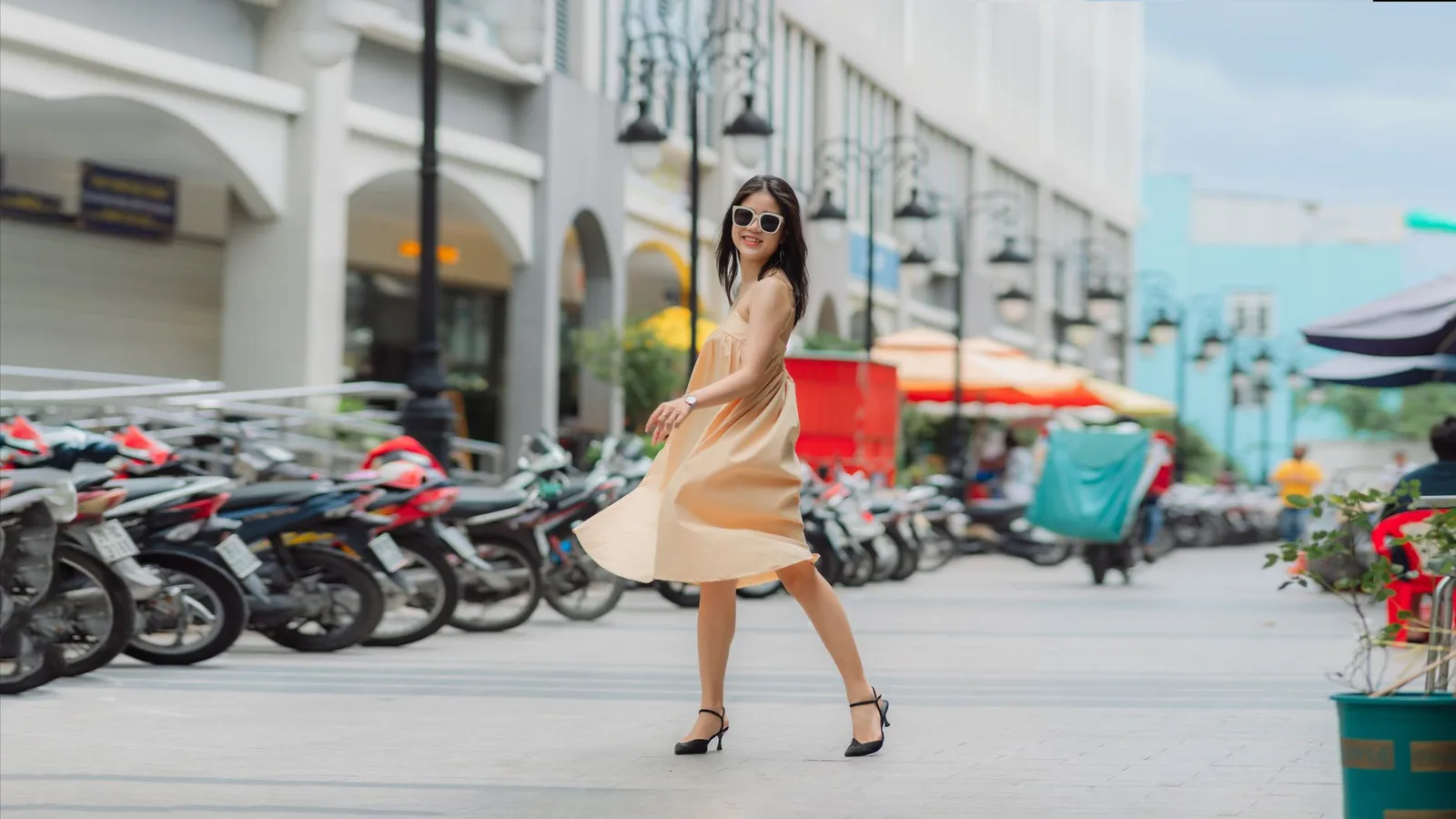 Người phụ nữ châu Á tự tin bước đi trong ánh bình minh
