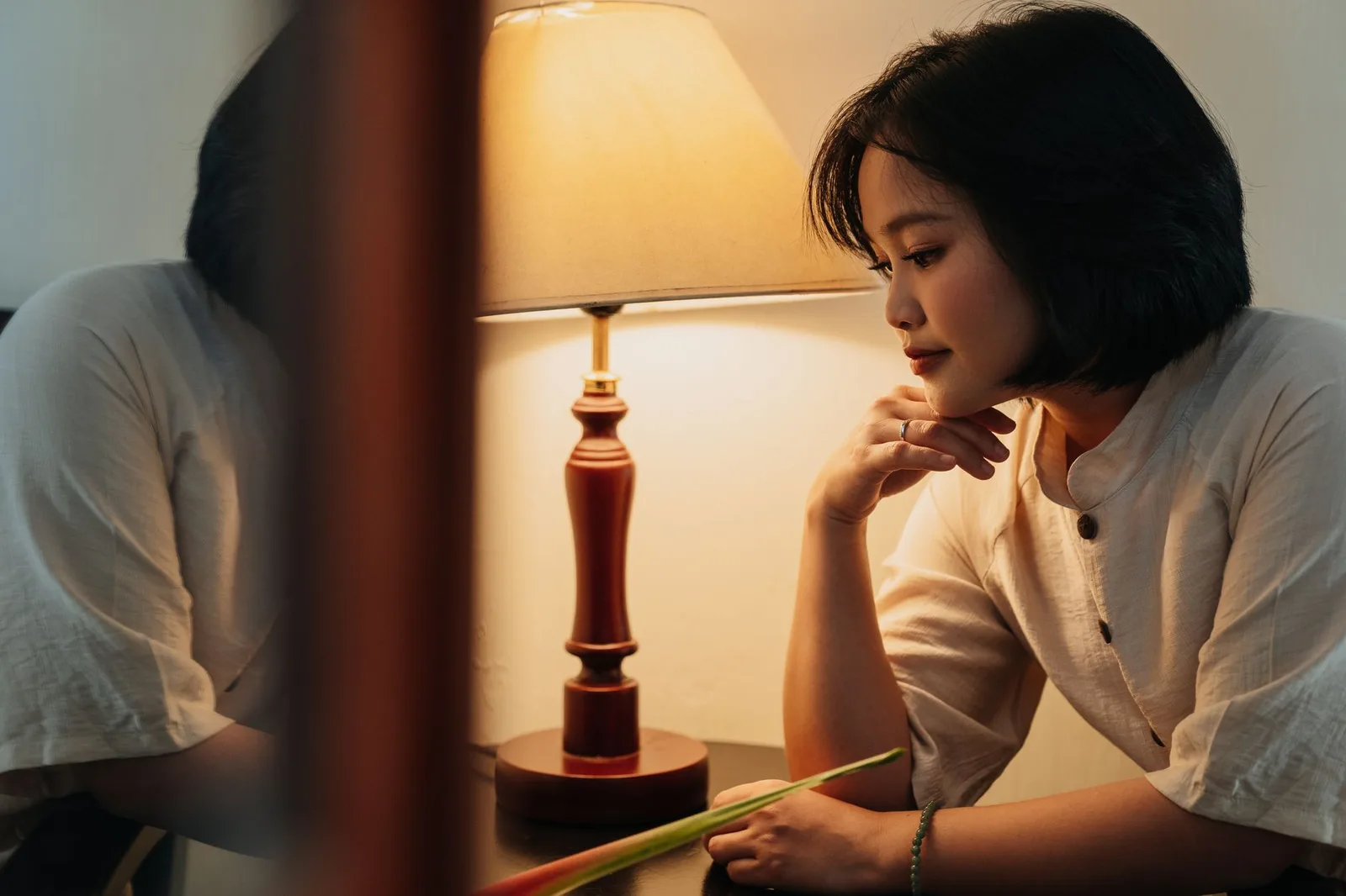Người phụ nữ châu Á suy ngẫm về khuôn mẫu thất hứa
