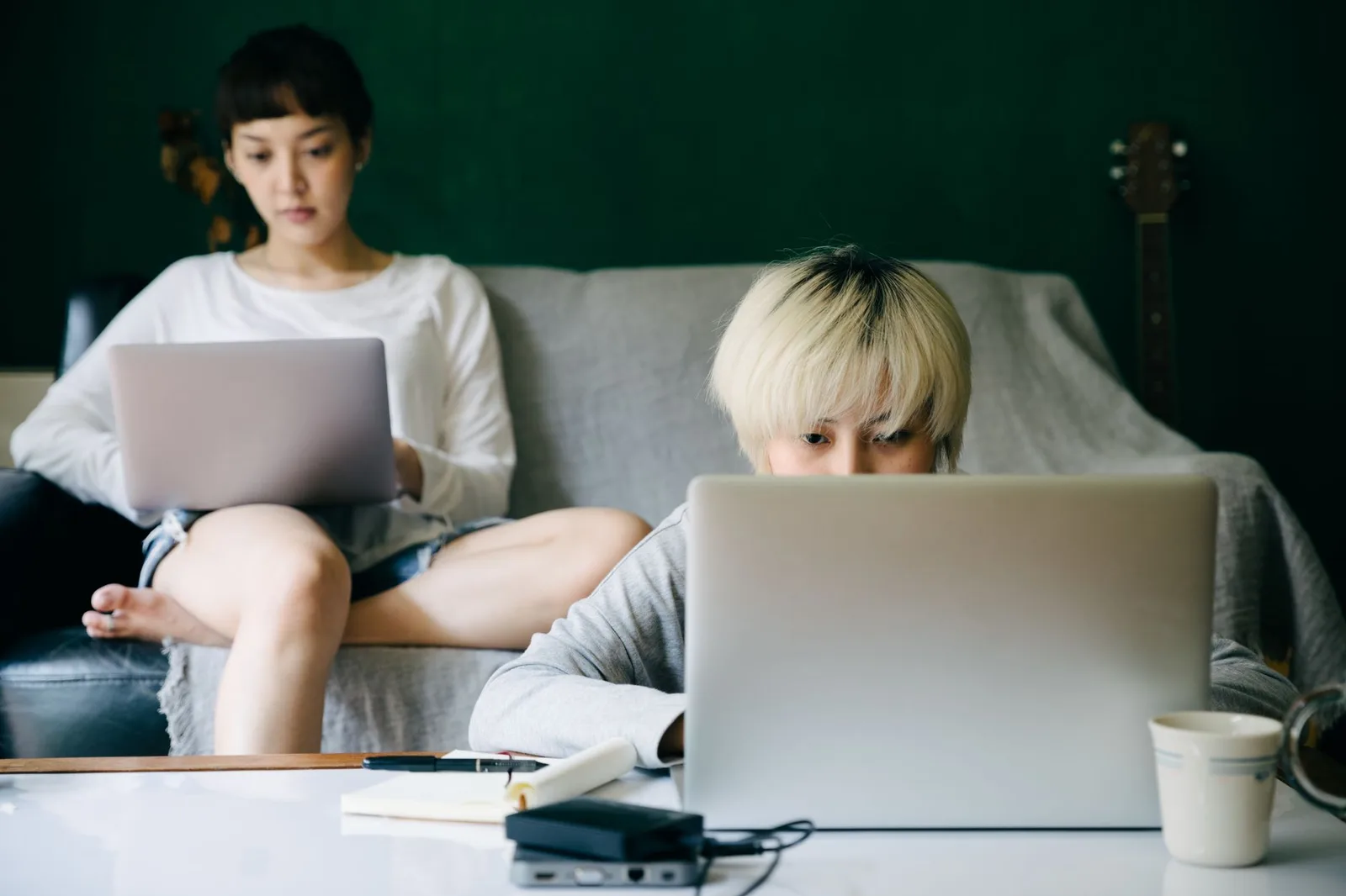 Cặp đôi trao đổi nghiêm túc về mối quan hệ từ xa