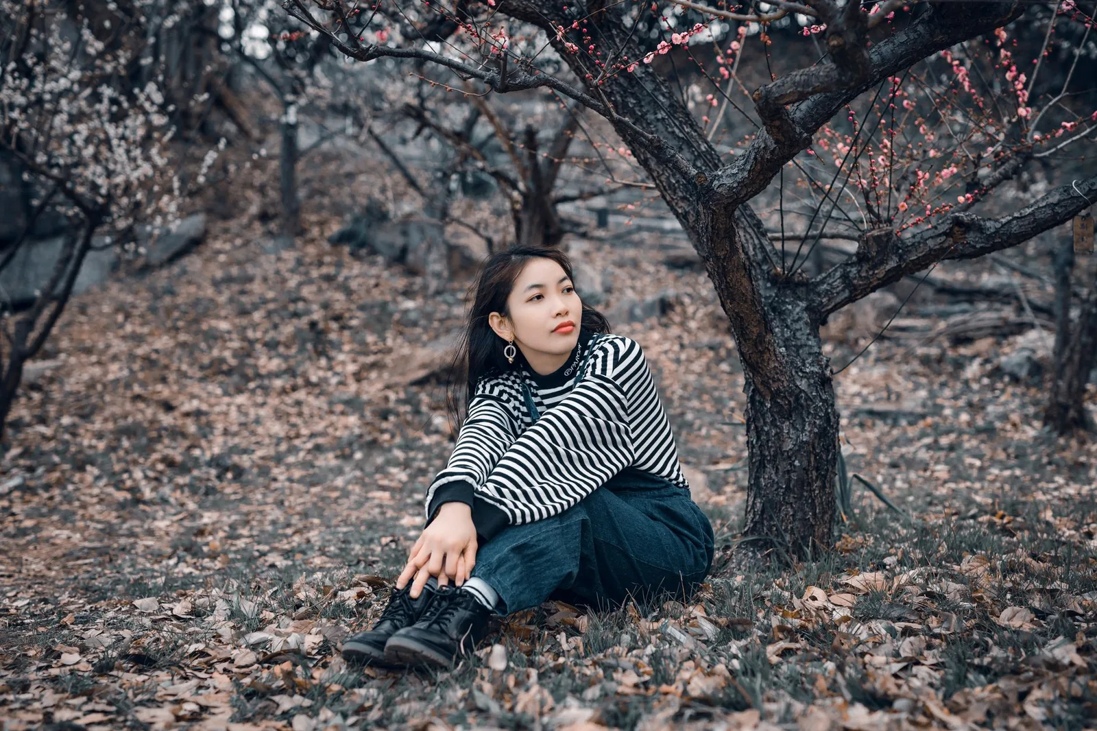 Người phụ nữ suy nghĩ về lòng tin và tương lai của mối quan hệ