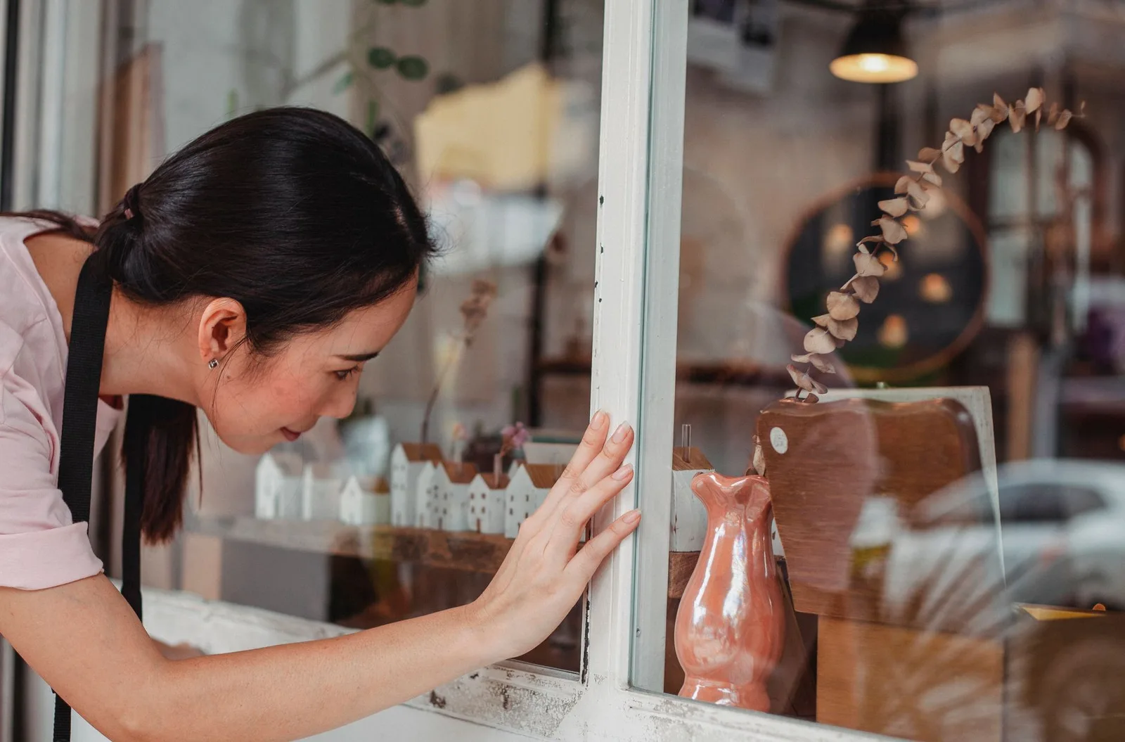 Người phụ nữ châu Á suy ngẫm về điều mình thực sự mong muốn