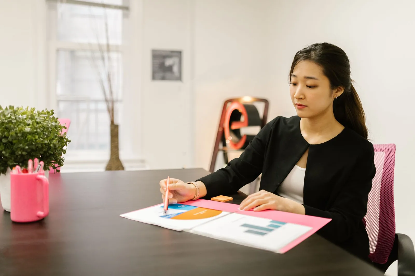 Người phụ nữ châu Á chủ động lập kế hoạch tài chính tiếp theo