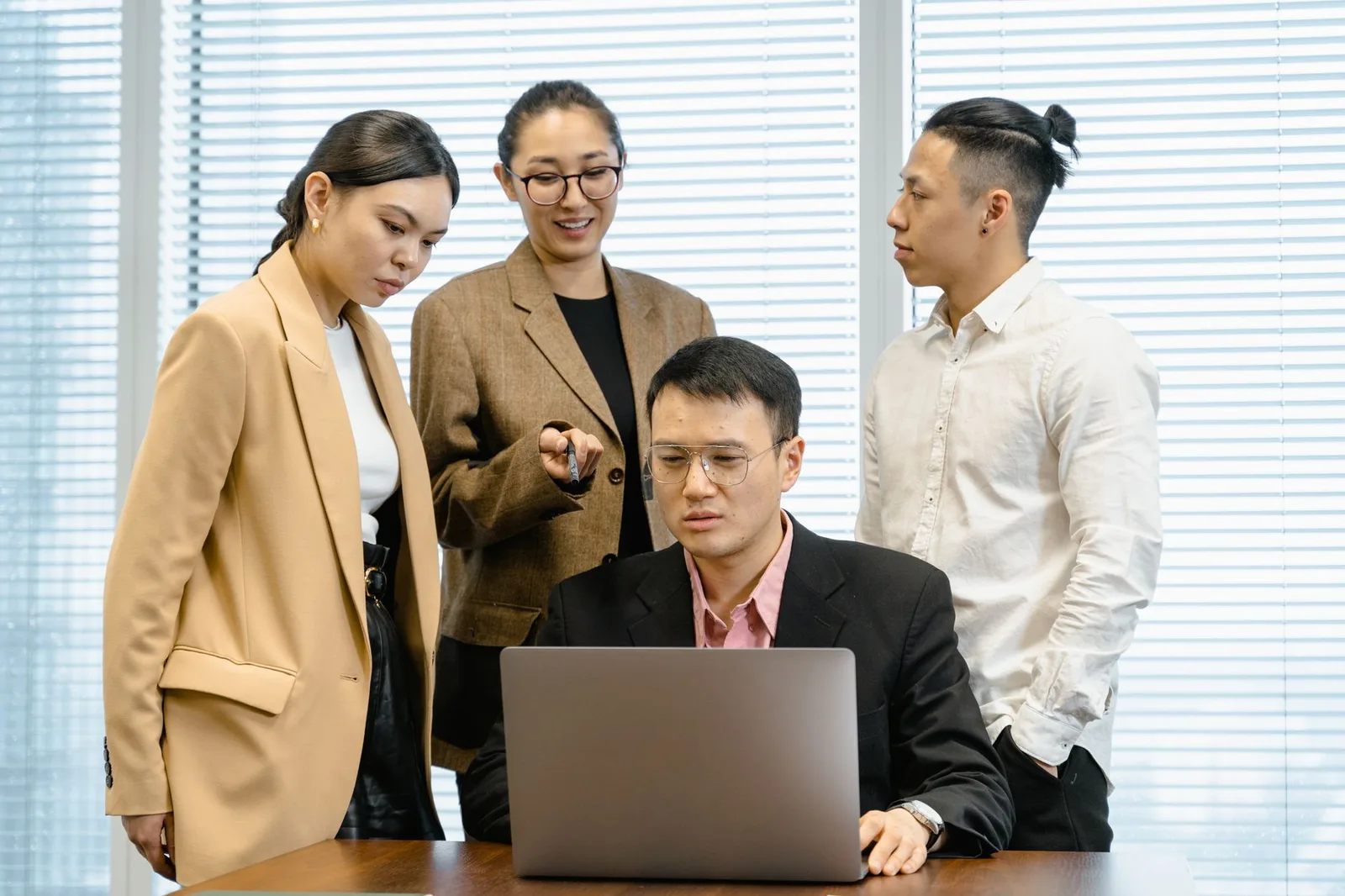 Đồng nghiệp châu Á trao đổi về một kế hoạch cụ thể
