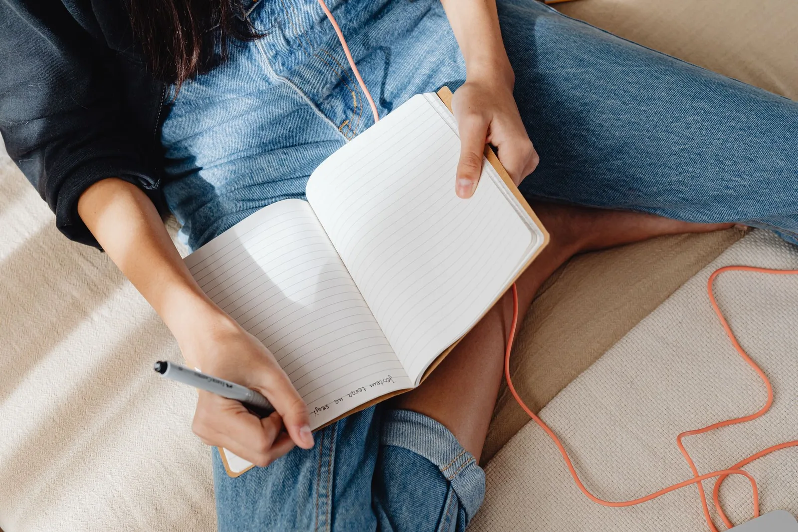 Cô gái châu Á viết nhật ký để cân bằng cảm xúc