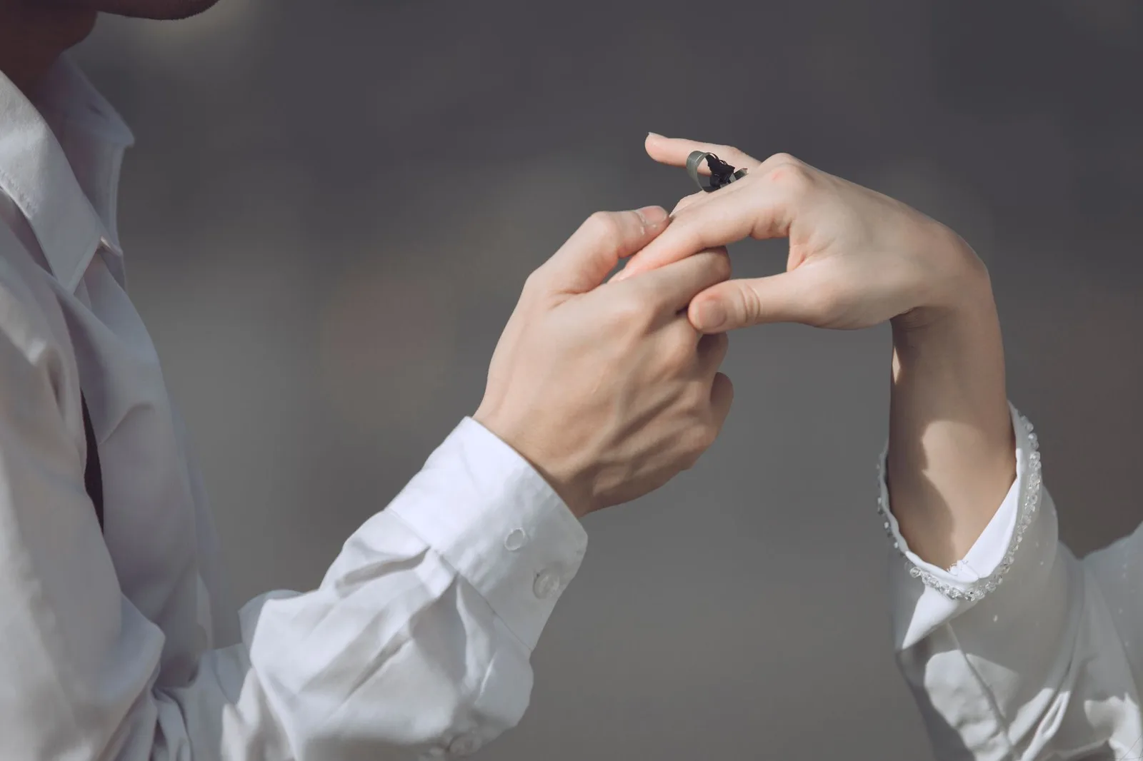 Cặp đôi châu Á cùng thực hiện một lời hứa nhỏ