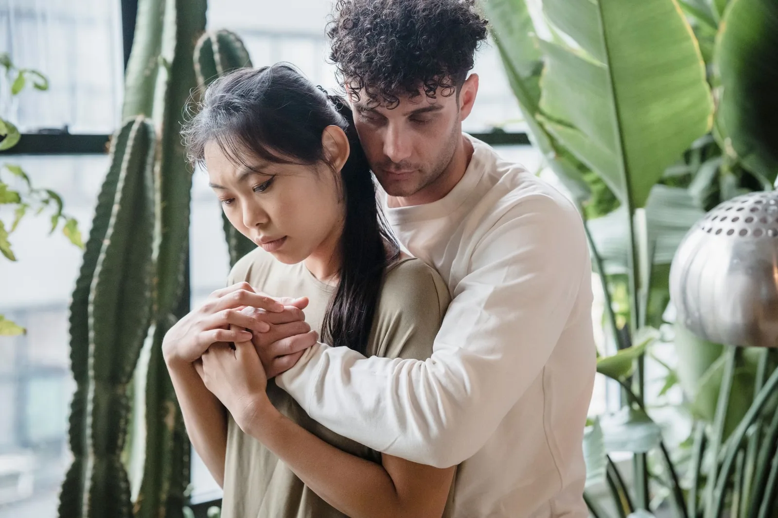 Người phụ nữ châu Á lo lắng tìm kiếm sự trấn an từ bạn đời