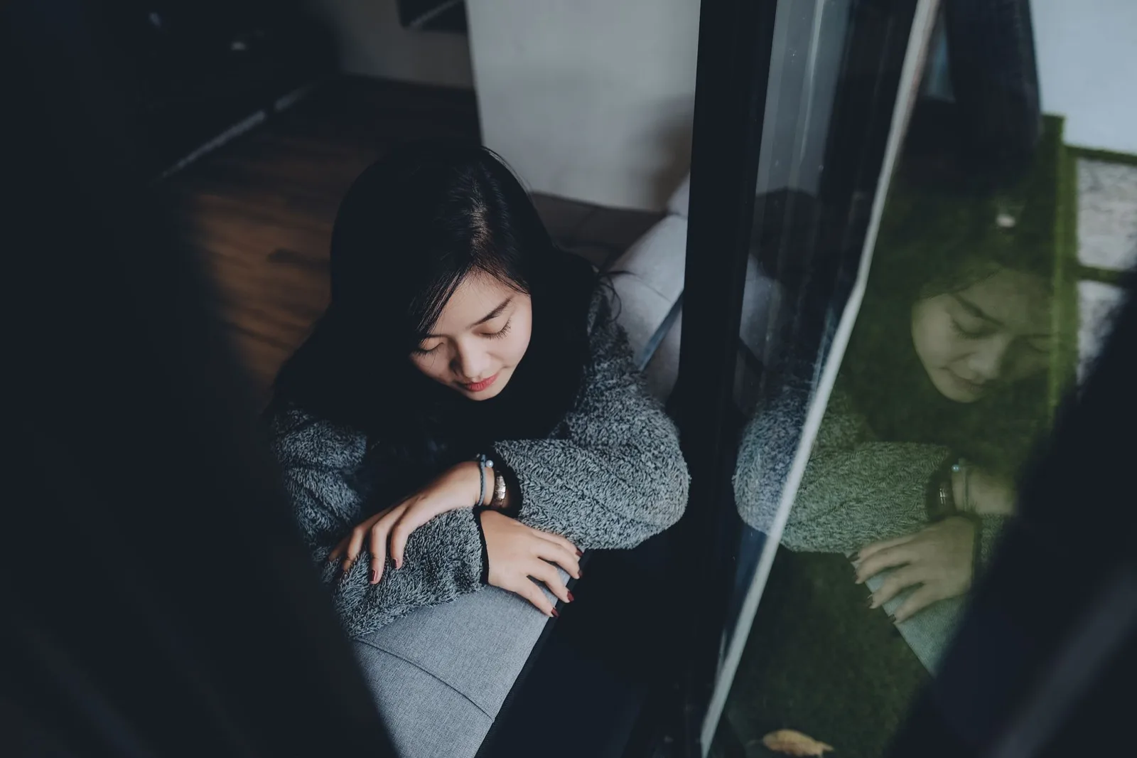 Người phụ nữ châu Á bình tâm nhìn lại những tổn thương cũ