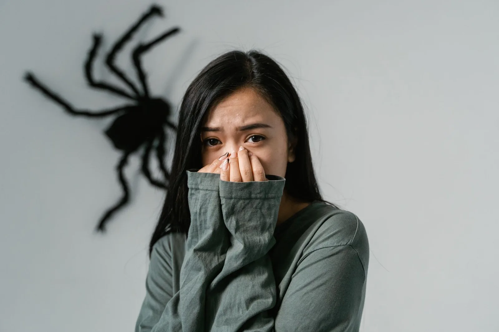 Người phụ nữ châu Á đối diện cảm giác lo âu tại nhà