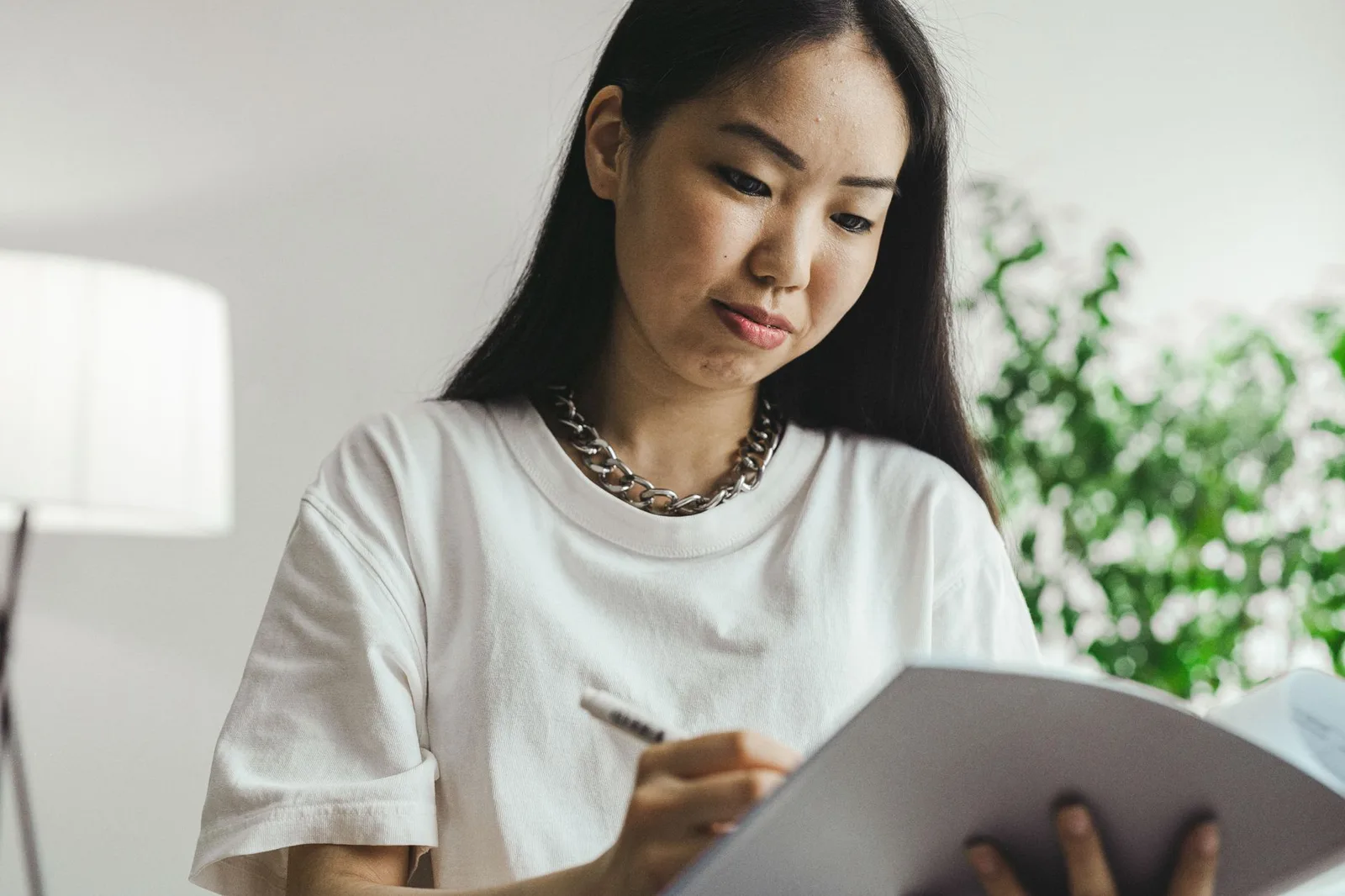 Người trẻ châu Á viết nhật ký để nhìn lại cảm xúc sau chia tay