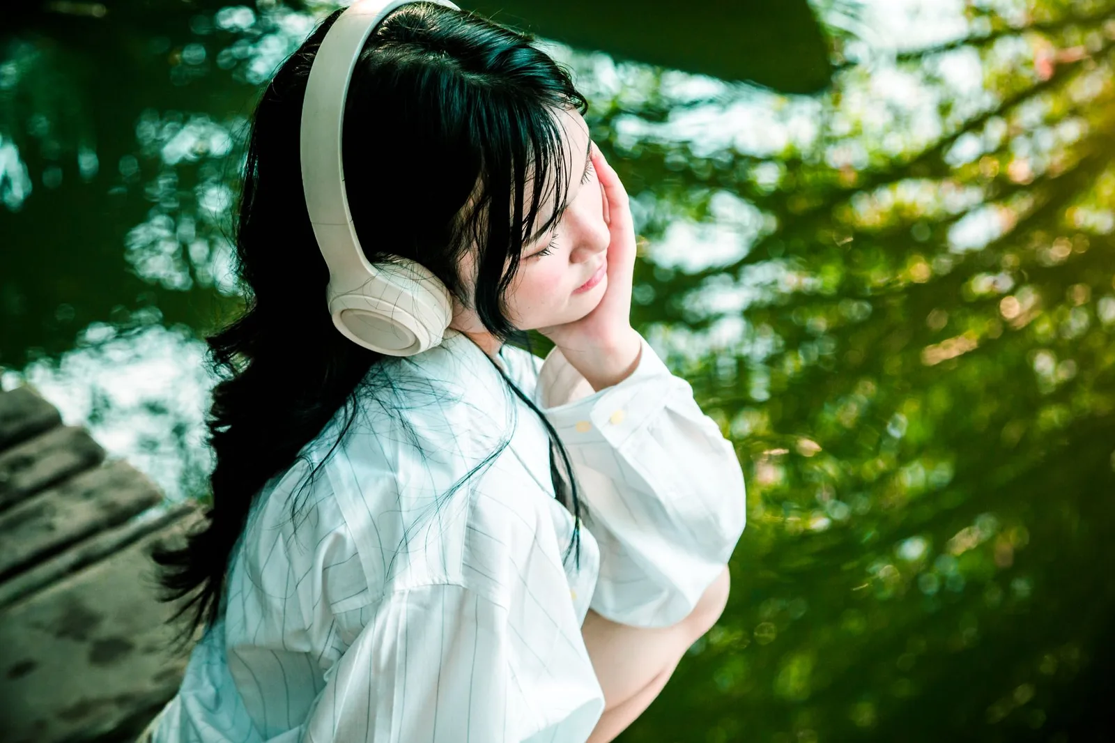Cô gái châu Á nghe nhạc và nhớ lại những kỷ niệm cũ