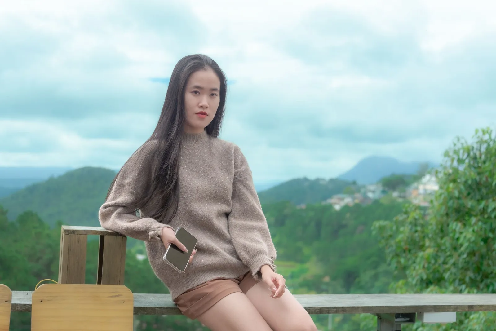Du khách dùng smartphone đặt phòng khách sạn Đà Lạt