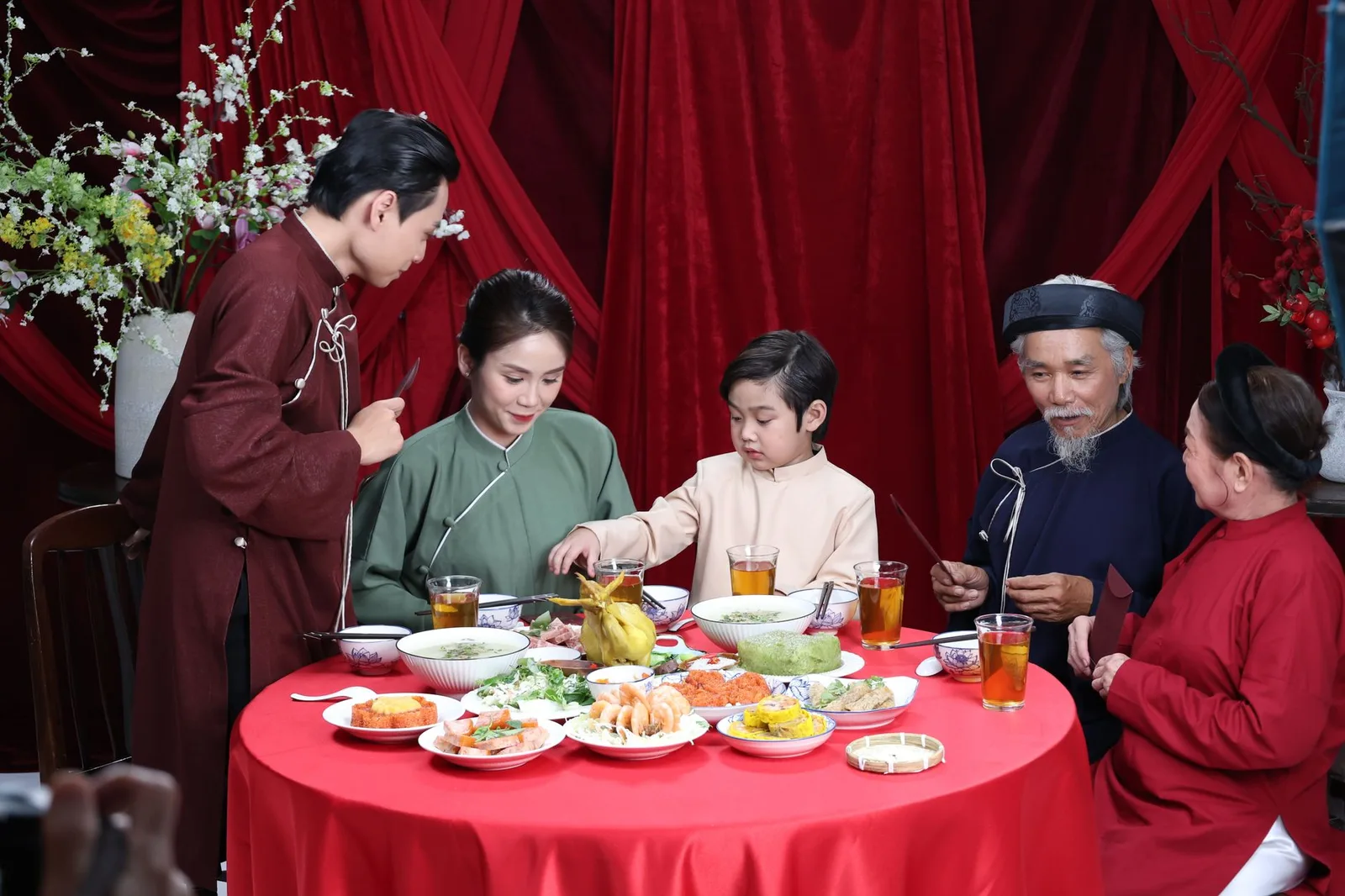 Bữa cơm ấm cúng tại homestay cùng gia đình chủ nhà