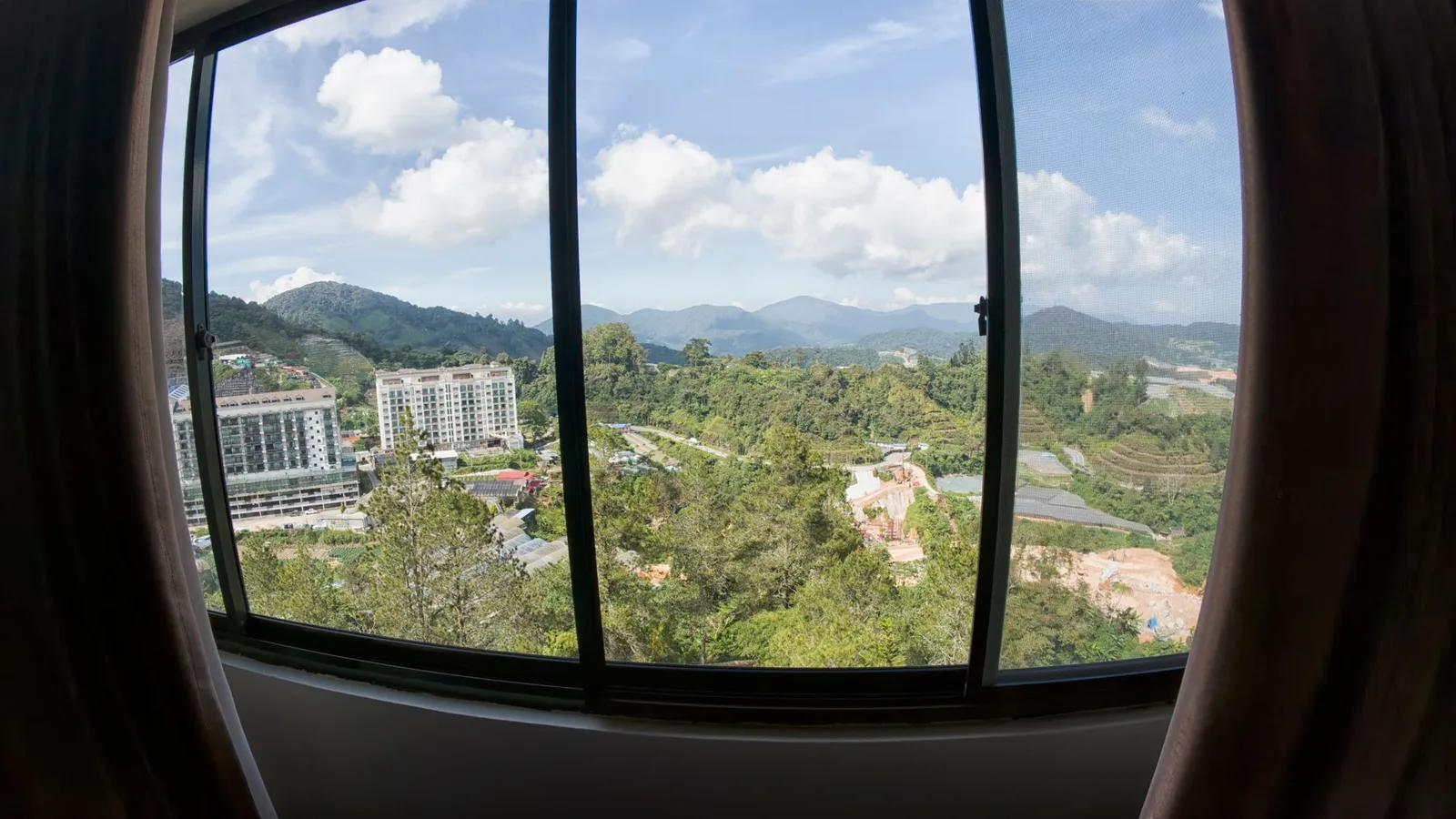 Phòng nghỉ Sapa có cửa sổ ngắm núi và mây