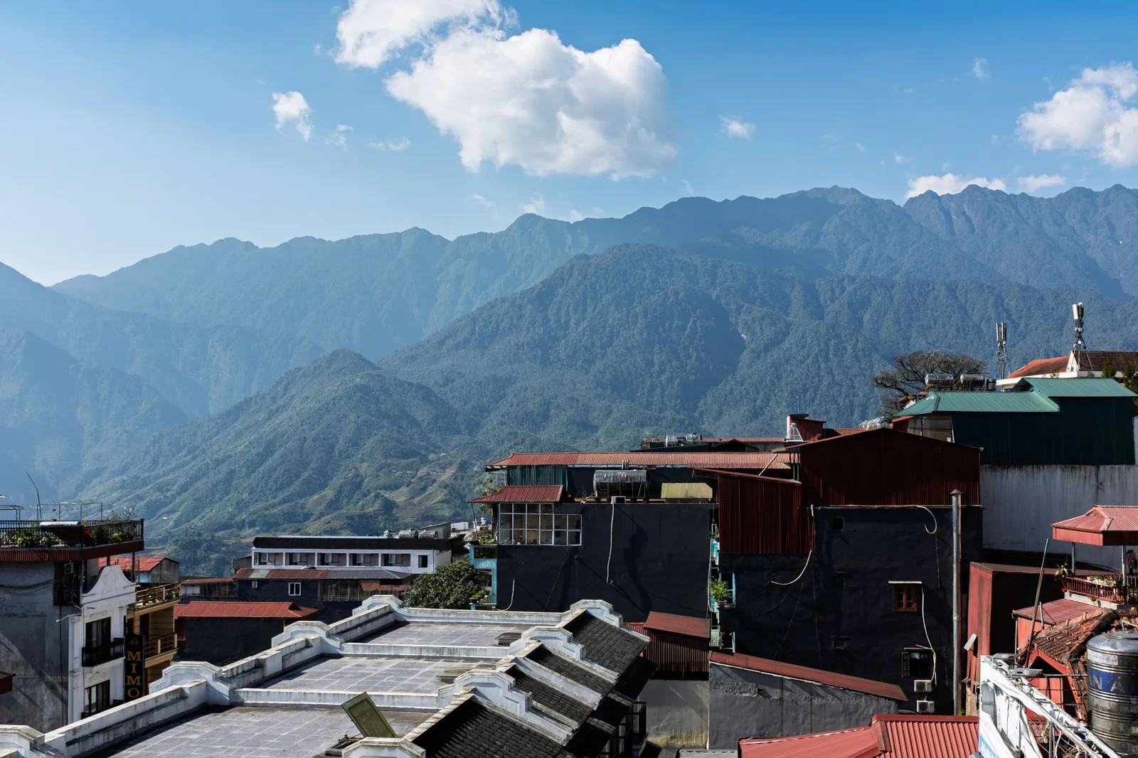 Du khách châu Á chụp ảnh săn mây Sapa