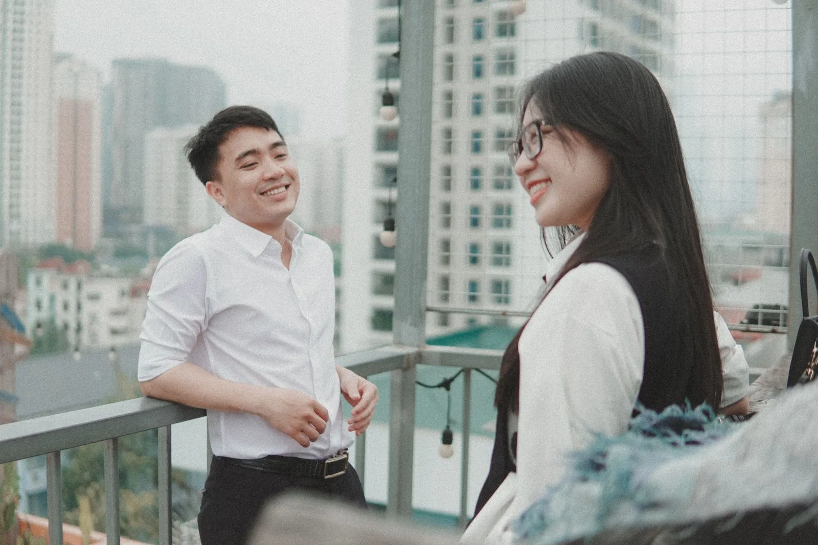 Du khách ngắm núi rừng Hà Giang từ ban công homestay