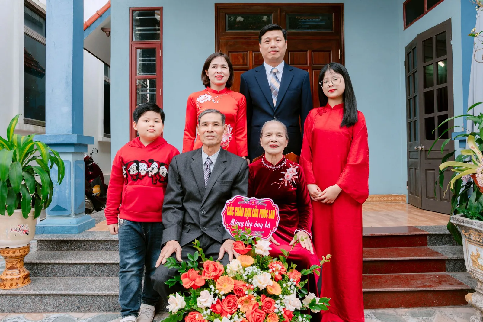 Gia đình Việt tươi cười trong phòng khách sạn gần biển