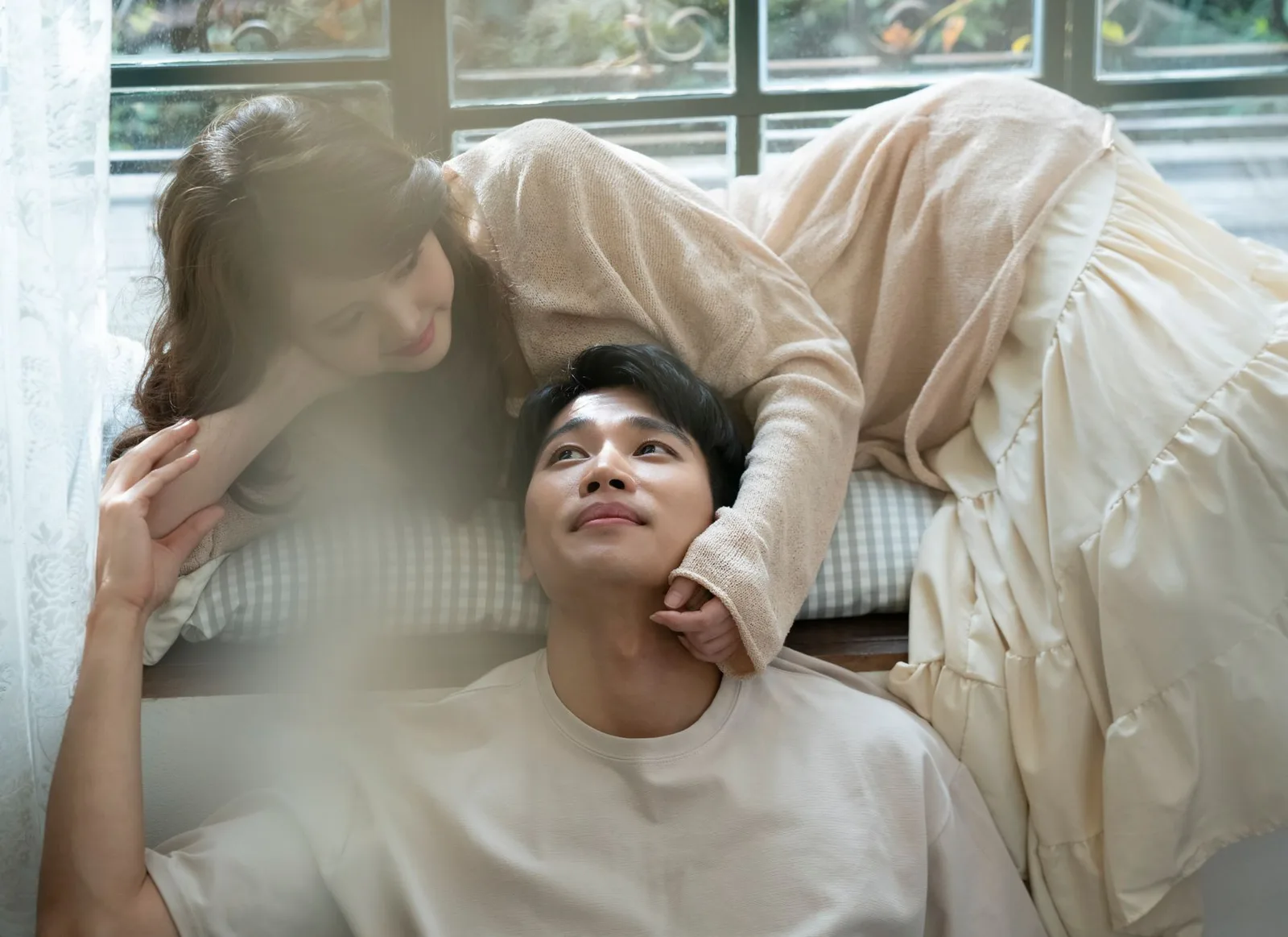 Cặp đôi thư giãn bên nhau trong tình yêu lâu dài