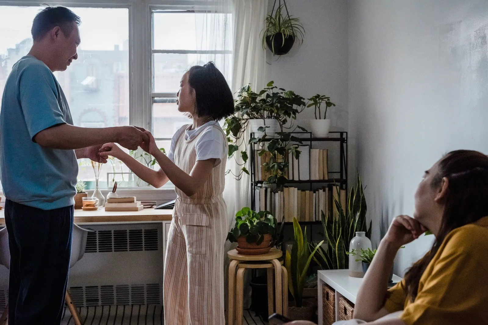 Cặp đôi châu Á thờ ơ với nhau trong sinh hoạt hằng ngày