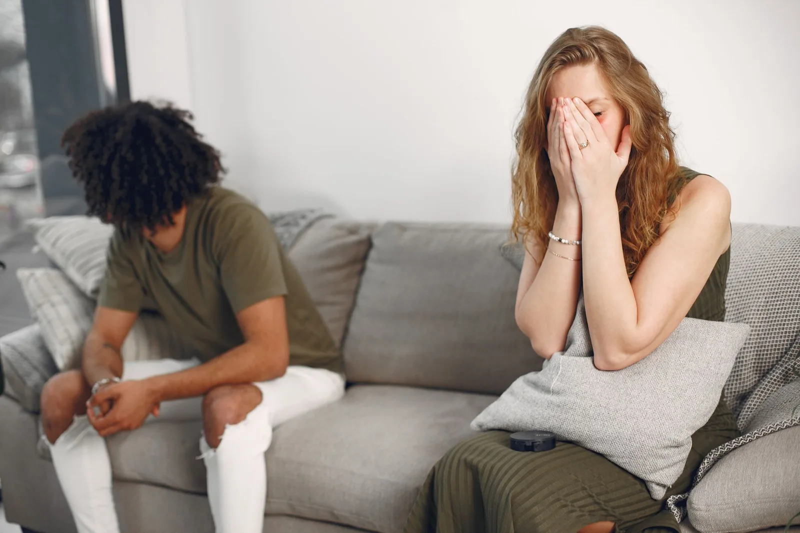 Cặp đôi ngồi xa cách khi mối quan hệ dần nhàm chán