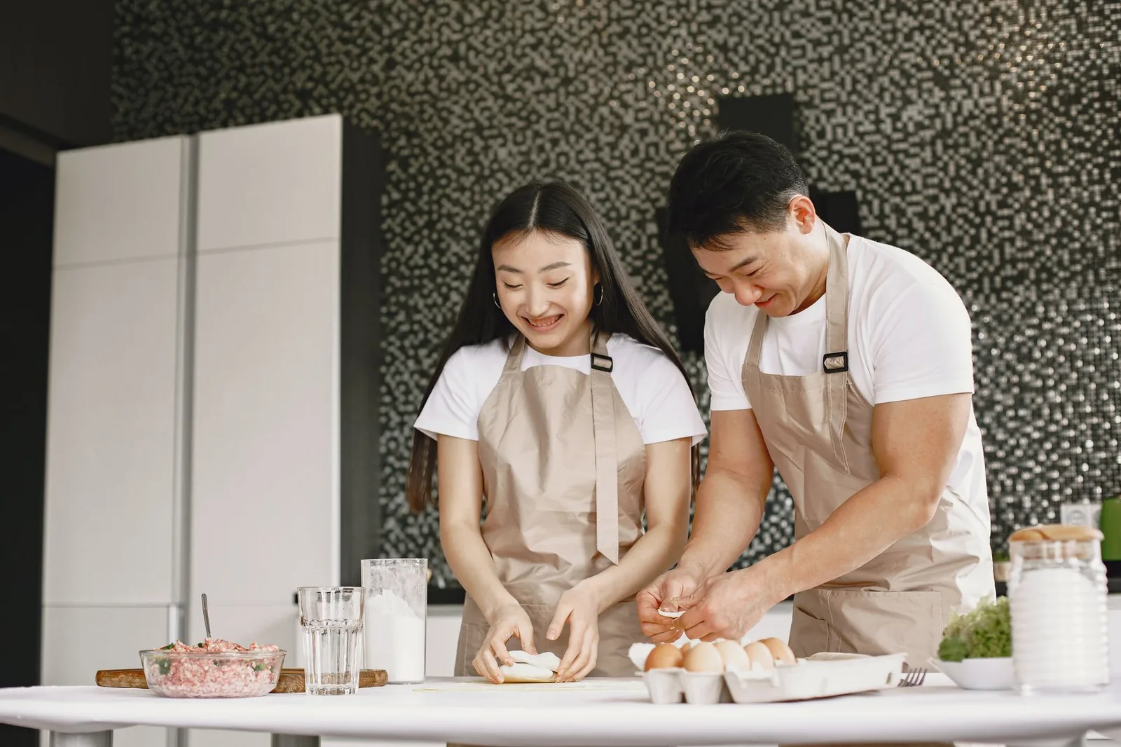 Cặp đôi châu Á trò chuyện khi tình yêu bước vào giai đoạn ổn định