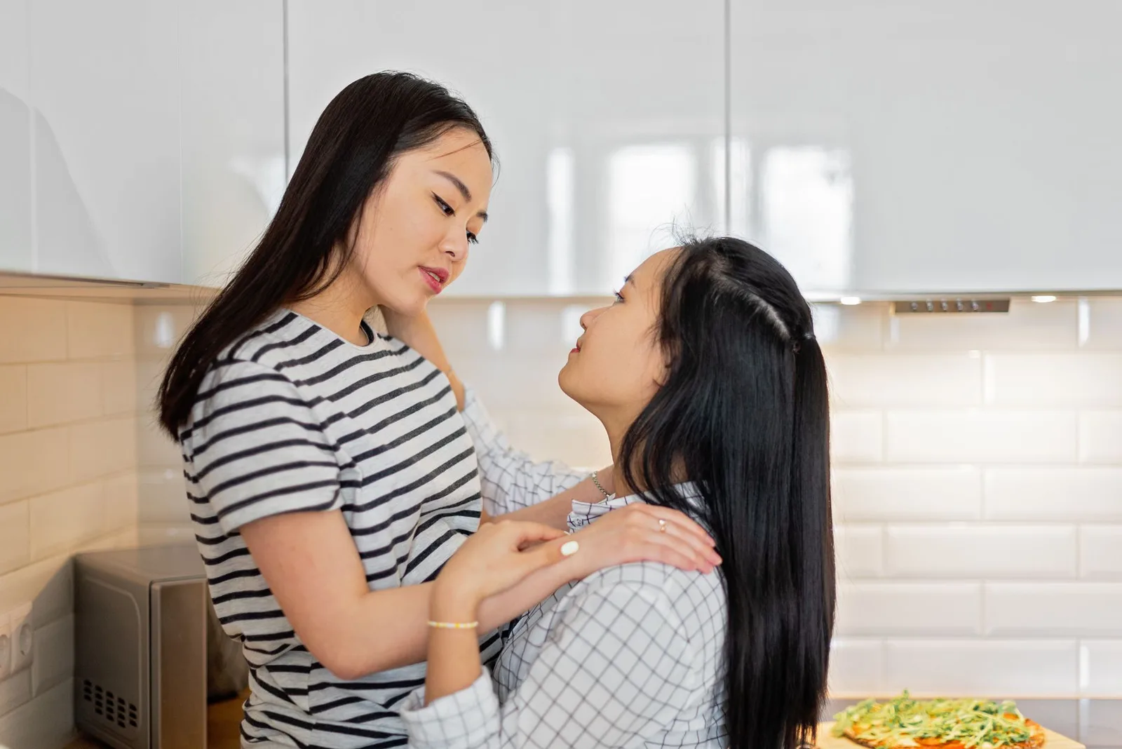 Cặp đôi châu Á tôn trọng không gian riêng trong mối quan hệ