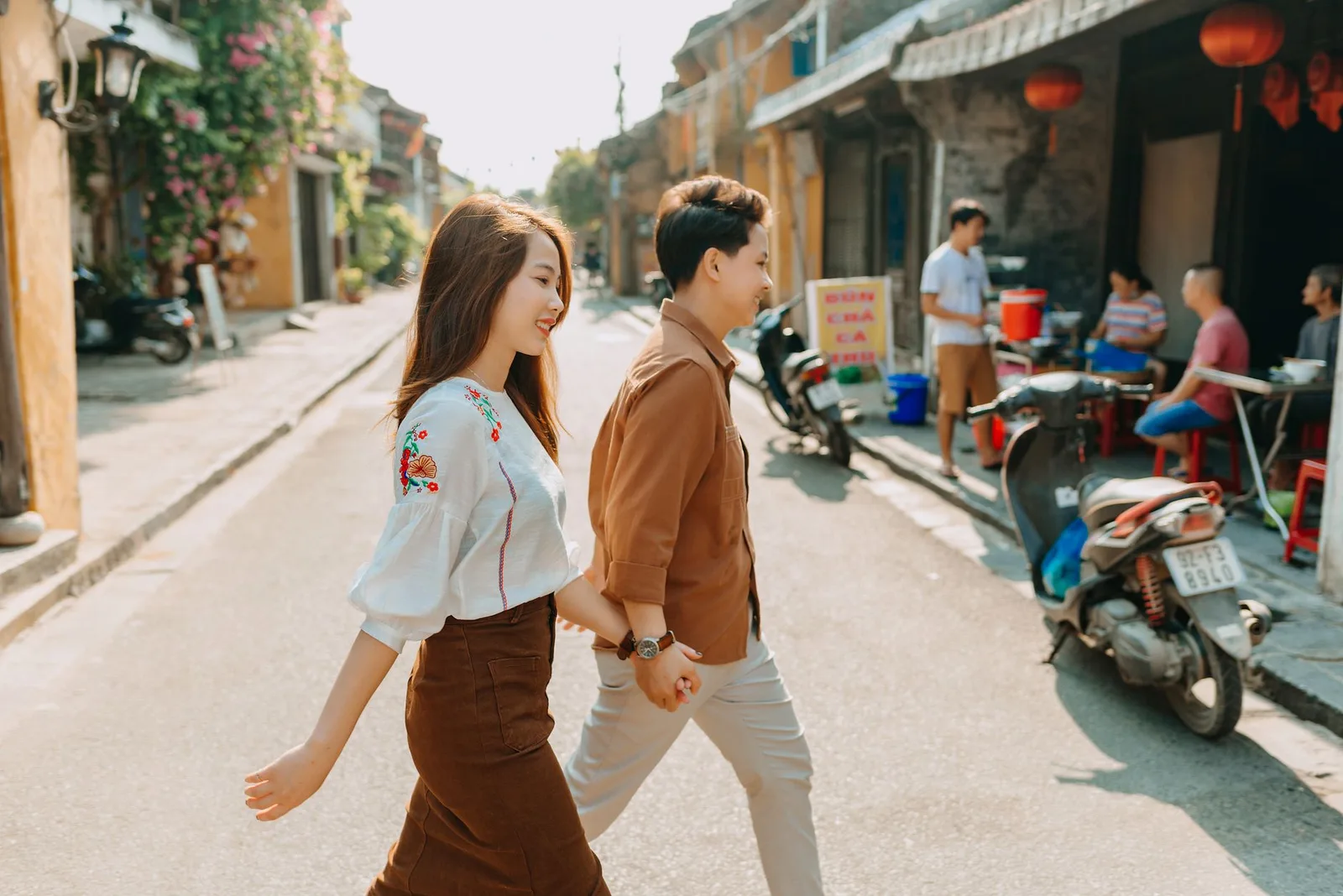 Cặp đôi châu Á nắm tay cùng vun đắp sự gần gũi