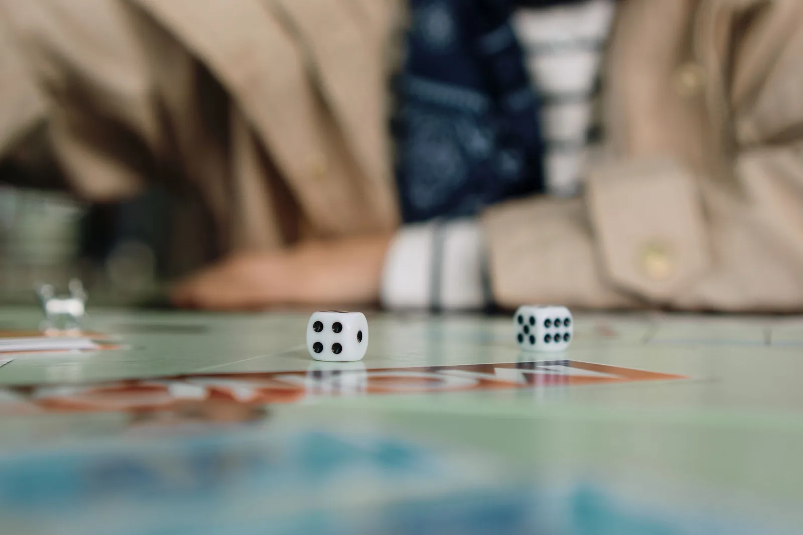 Bàn chơi board game được chuẩn bị cho buổi hẹn cuối tuần