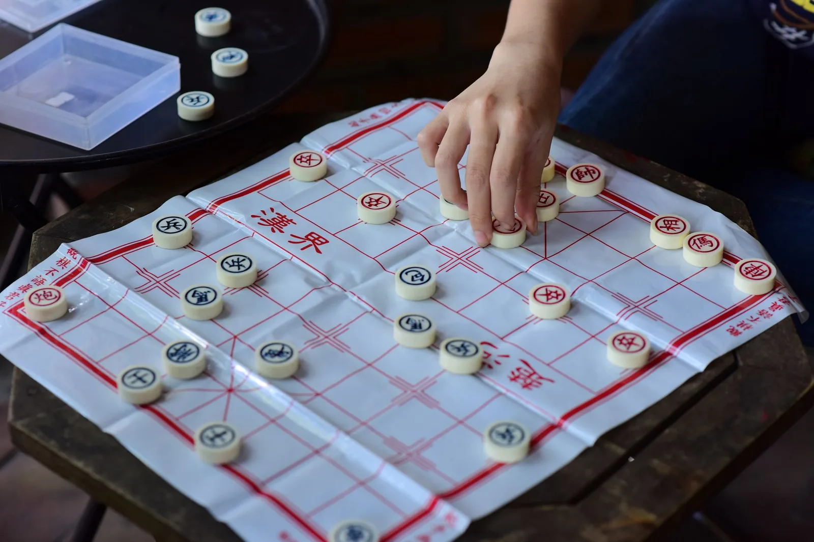 Cặp đôi châu Á cùng chơi board game chiến thuật vào buổi tối