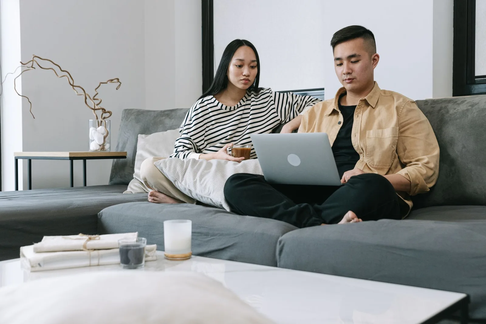 Vợ chồng cùng thư giãn sau một ngày làm việc