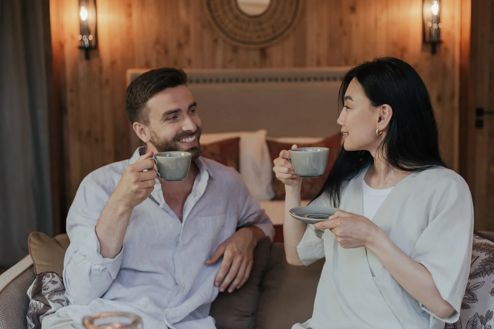 Hai vợ chồng bắt đầu thói quen nhỏ bằng một buổi uống trà