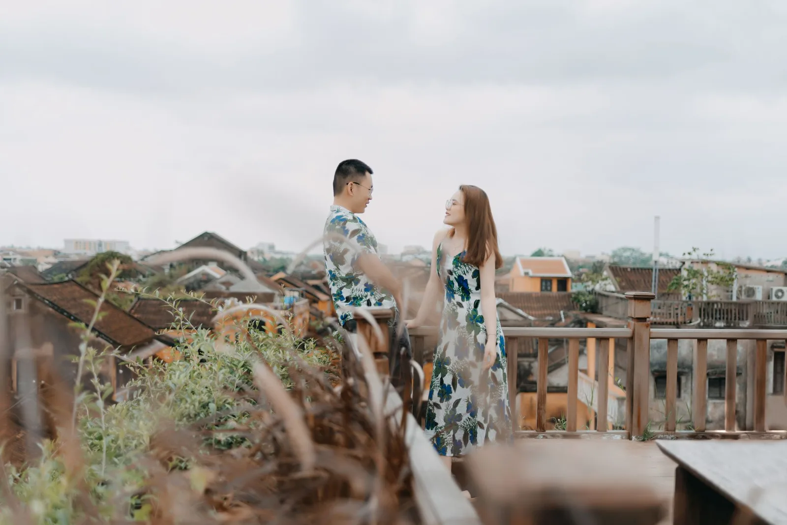 Cặp đôi trao đổi về kỳ vọng trước chuyến đi trên ban công khách sạn