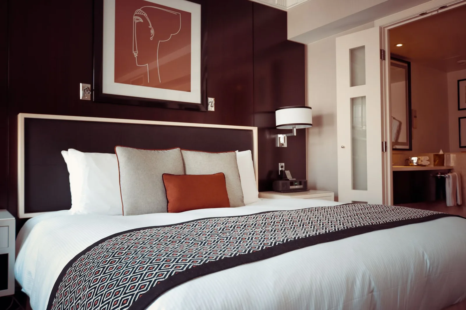 Cặp đôi châu Á kiểm tra tiện nghi trong phòng khách sạn