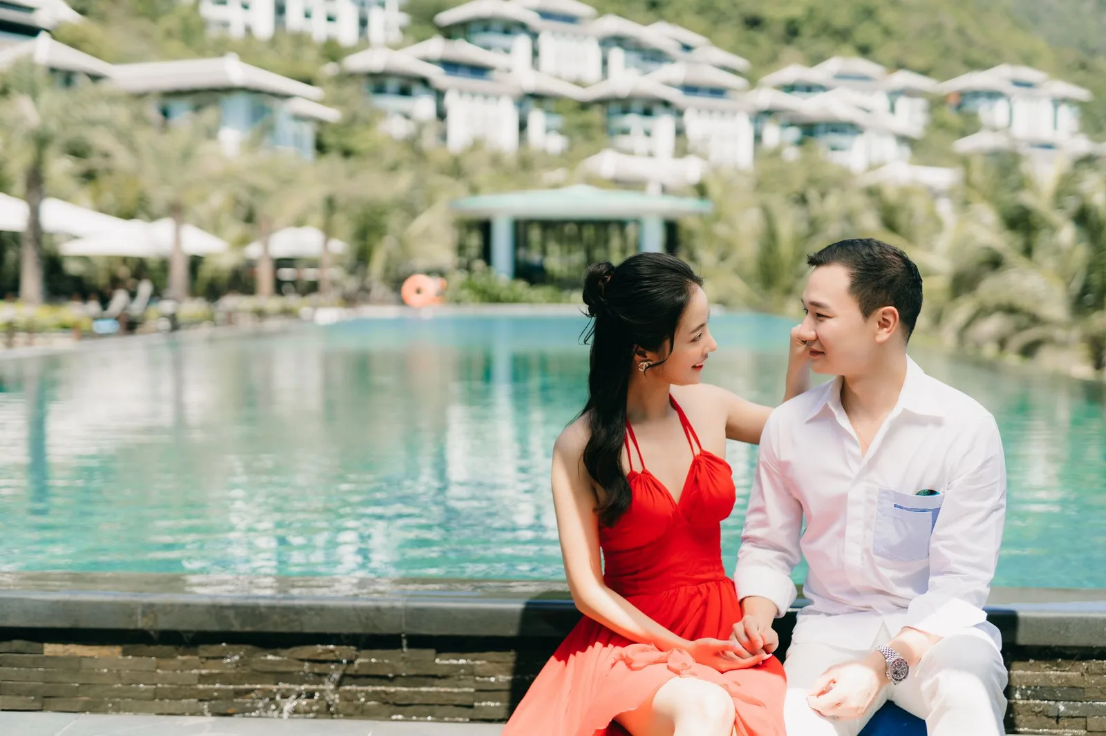 Cặp đôi châu Á vui vẻ trong chuyến đi bất ngờ giữa thiên nhiên