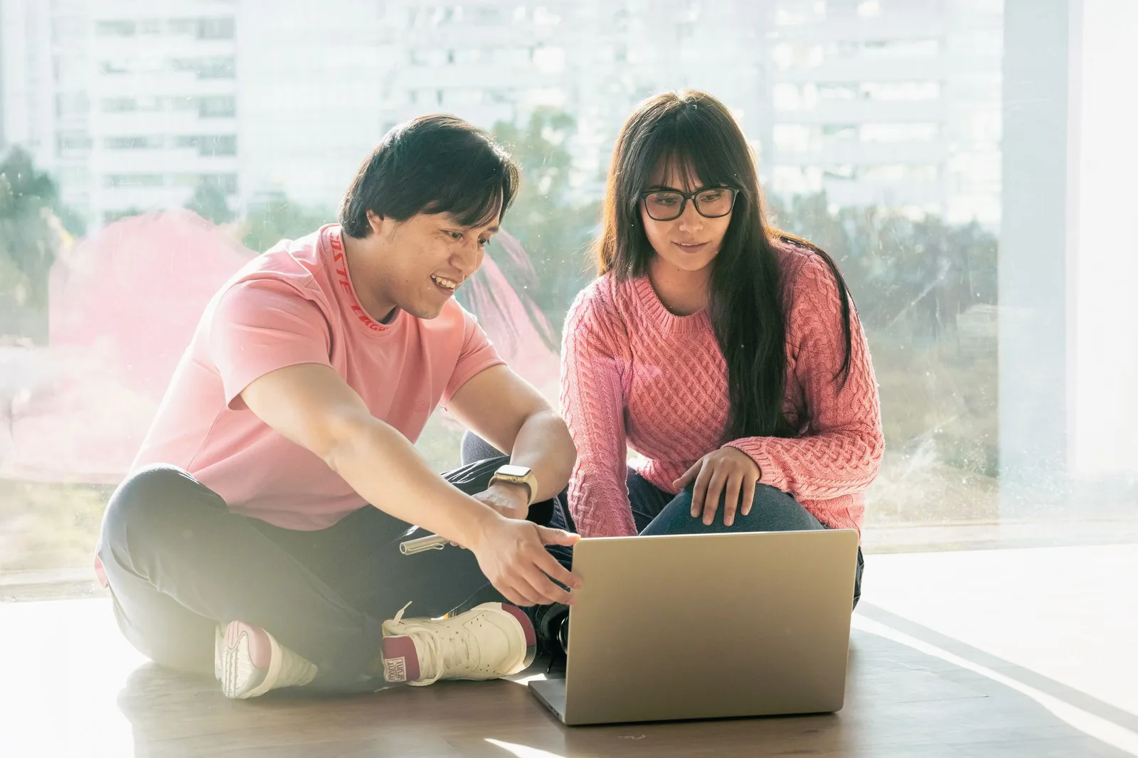 Cặp đôi châu Á cùng thống nhất kế hoạch và điểm nhấn cho kỳ nghỉ