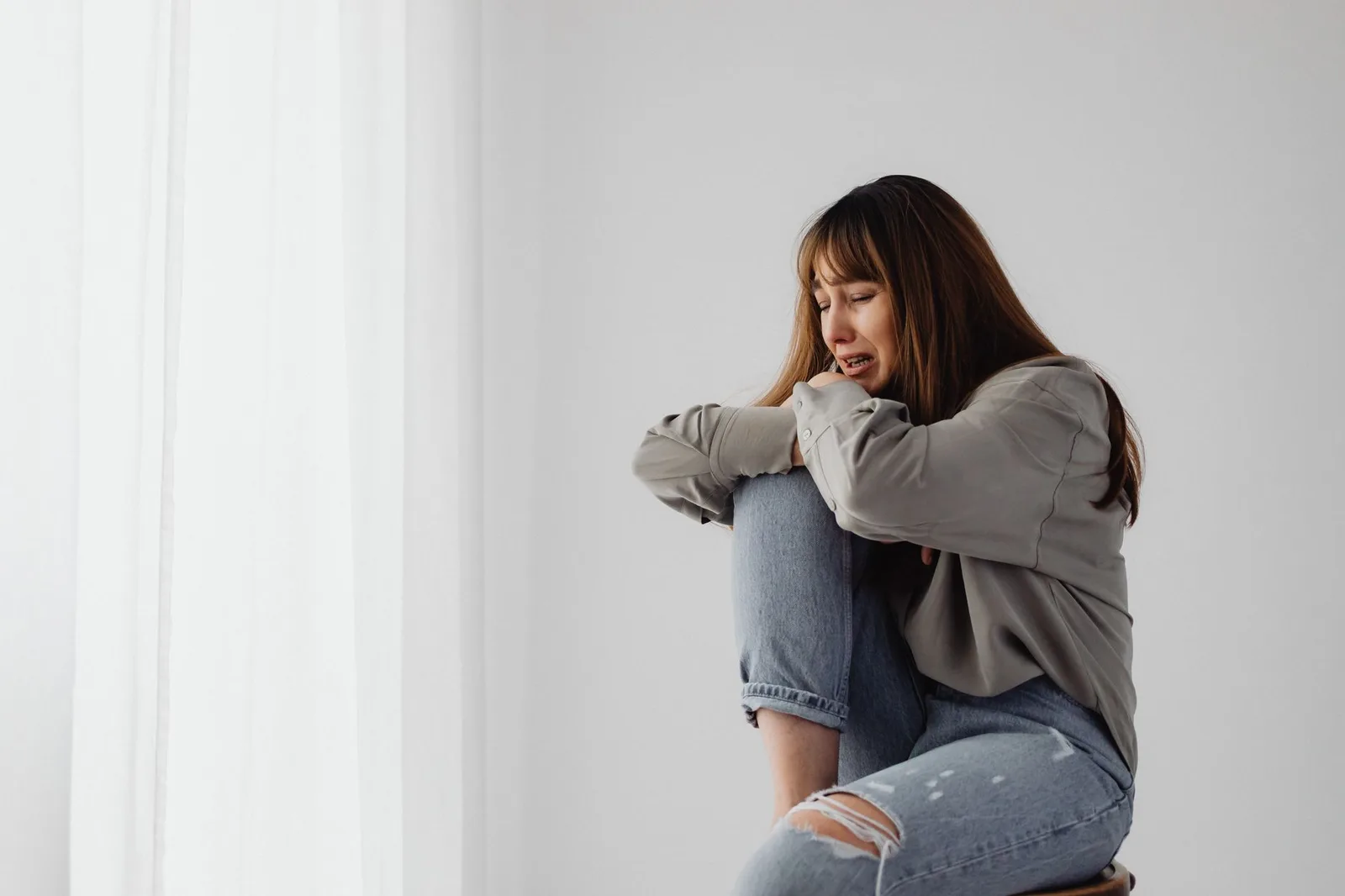 Người phụ nữ châu Á buồn bã vì tổn thương cảm xúc