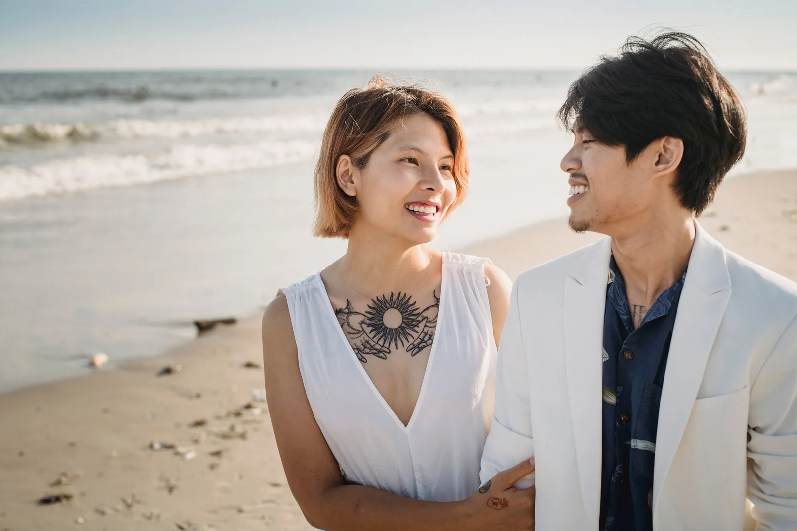 Cặp đôi làm hòa bên bãi biển