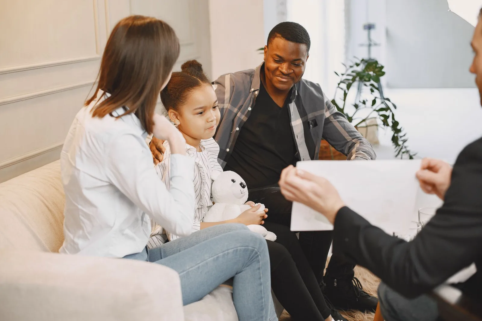 Cha mẹ lắng nghe và giúp con cảm thấy an toàn
