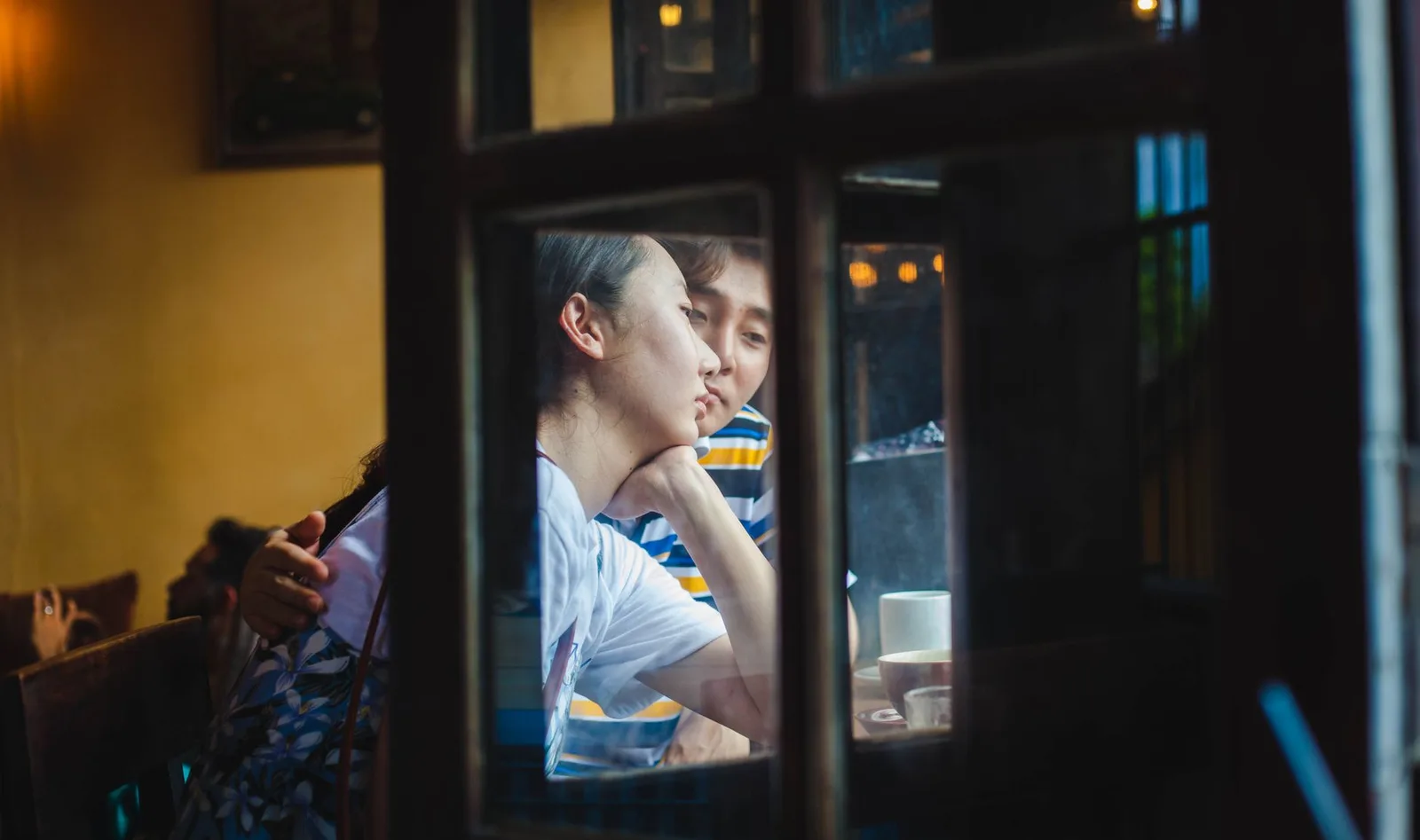 Cặp đôi châu Á trò chuyện tại quán cà phê