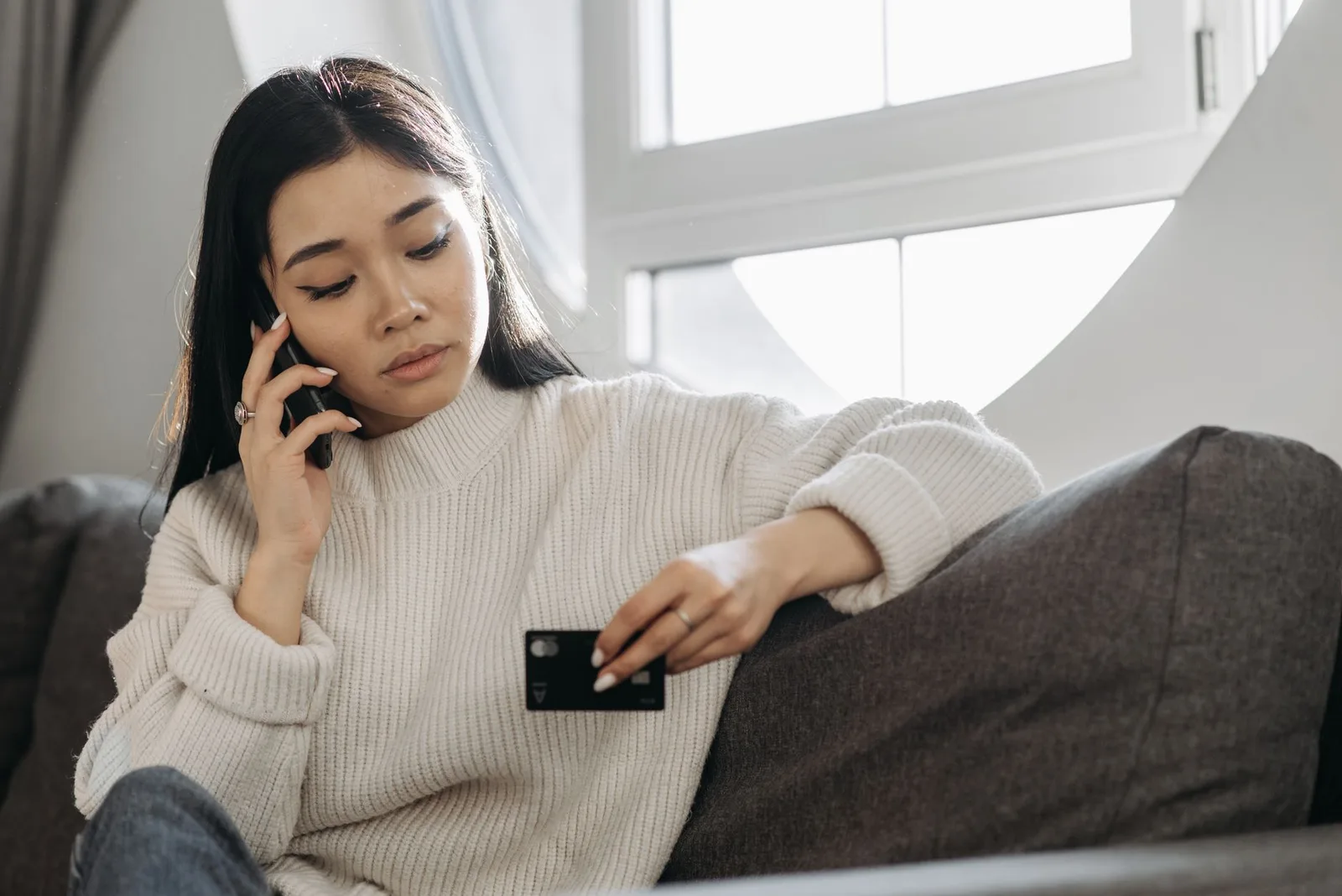 Người phụ nữ châu Á thận trọng kiểm tra tin nhắn hẹn hò