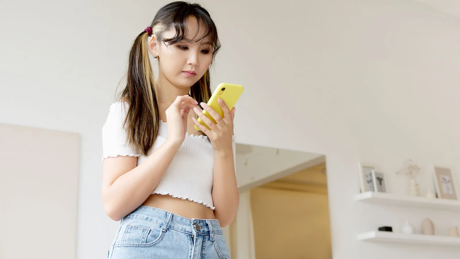 Người dùng châu Á lựa chọn hồ sơ hẹn hò trên điện thoại